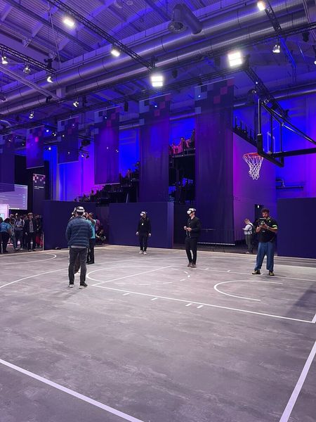Ein neues virtuelles Basketballerlebnis galt es in der Sports Area zu testen. (Bild: Vogel IT-Medien)
