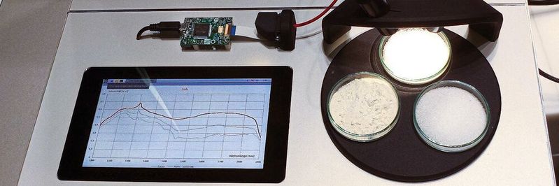 Spektroskopisch weißes Pulver identifizieren: Mit einem Spektralbereich von 950 nm bis 1.900 nm und einer spektralen Auflösung von 10 nm lassen sich chemische Substanzen untersuchen. Spektroskopisch weißes Pulver identifizieren: Mit einem Spektralbereich von 950 nm bis 1.900 nm und einer spektralen Auflösung von 10 nm lassen sich chemische Substanzen untersuchen.