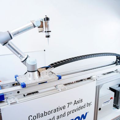 Dieser Cobot wurde mit der Movotrak-CTU von Thomson kombiniert. Sie erweitert den Aktionsradius dieser Roboter deutlich, sagt Rodriguez, woher man das System jetzt beziehen kann. Lesen Sie hier, was man sich damit für Vorteile in die Produktion holen kann ... (Bild: Rodriguez)