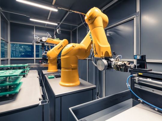 Roboterzelle für die automatisierte Vereinzelung und Bestückung von Magnetsegmenten.(Bild:  Toolcraft)