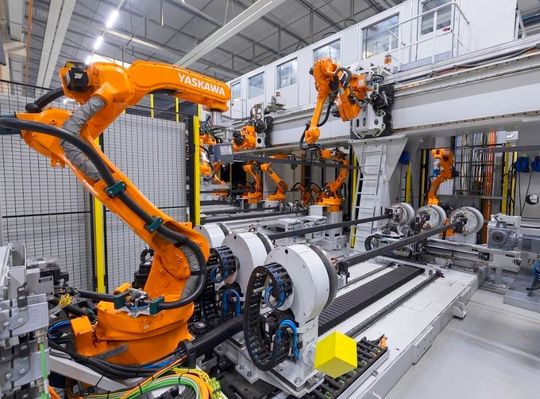 Das Unternehmen Peri ist im Baugewerbe etwa durch seine robusten Gerüstsysteme bekannt. Seit einiger Zeit übernehmen 18 Yaskwa-Roboter dort die Fertigung von Komponenten dafür. Wie betont wird, klappt das in sehr kurzer Zeit. Hier ein kleiner Bericht dazu ...(Bild:  Yaskawa)