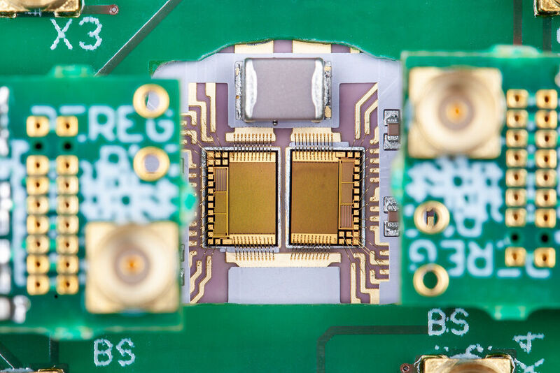 GaN-Power-ICs mit integrierten Transistoren, Gate-Treibern, Dioden sowie Strom- und Temperatursensoren zur Zustandsüberwachung. (Fraunhofer IAF)