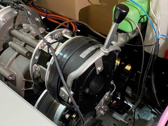 Die Federkraftbremse Intorq BFK458 von Kendrion dient bei den außergewöhnlichen E-Autos als Parkbremse.(Bild:  MLT)