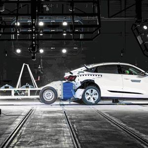 Der Barrierewagen fährt mit 80 km/h auf das Fahrzeug auf.(Bild:  Audi)