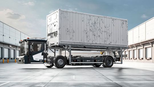 Der Kamag Precision Mover (PM) 101 verfügt über ein auf Fahrerergonomie ausgerichtetes Fahrerhaus mit neuem Design und erhöhter Sicherheit.(Bild:  TII Kamag)