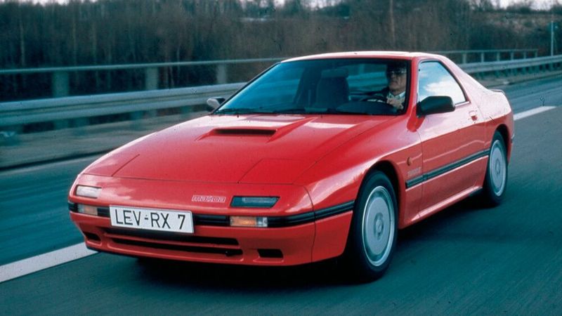 Wahnsinn, dieser Wankel: Der Mazda RX-7 wurde als einziges Kreiskolbenmodell in über 800.000 Einheiten verkauft. Die erste Generation erschien 1978. Ihr 2-Rotoren-Wankelmotor (Kammervolumen 573 cm³, Hubraumäquivalent 2293 cm³) hatte eine Leistung von 77 kW (105 PS) bei 6.000 1/min. Die dritte, bis 2002 gebaute Generation verfügt über einen turbogeladenen 13B-REW-Wankelmotor wurde in der letzten Ausbaustufe eine Leistung von 206 kW (280 PS) bei 6.500 1/min erreicht. (Bild: Mazda)