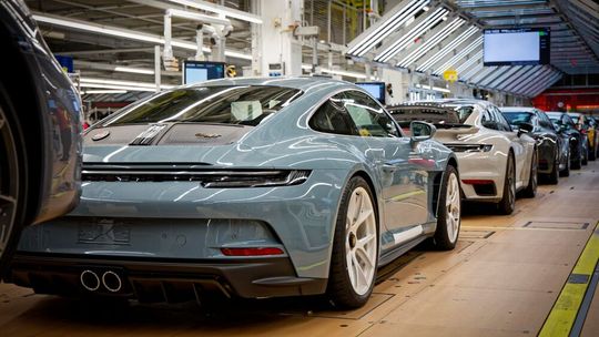 Es kommt doch etwas schlimmer als noch vor einiger Zeit angekündigt! Denn Porsche will in der Region um Stuttgart nun bis 2035 rund 5.000 Stellen ad acta legen. Hier mehr dazu ...(Bild:  Porsche)