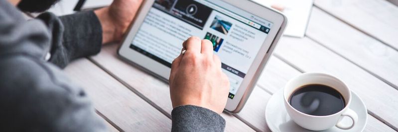 In diesem Artikel wird zu einer Auswahl an Online Marketing Kanälen beschrieben, wie Kampagnen grob aufgesetzt werden und wo die Herausforderungen und Schwerpunkte liegen. In diesem Artikel wird zu einer Auswahl an Online Marketing Kanälen beschrieben, wie Kampagnen grob aufgesetzt werden und wo die Herausforderungen und Schwerpunkte liegen.