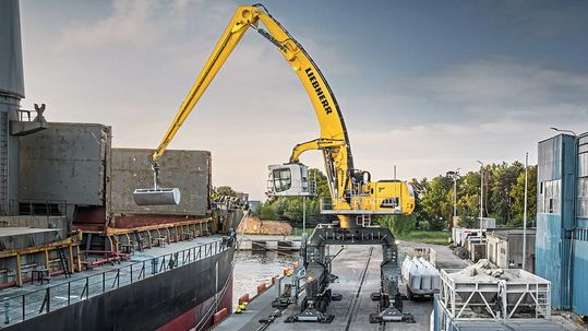 Der LH 150 M Gantry Port ist speziell für den Umschlag von Schütt- und Stückgütern im Hafenumschlag konzipiert und zeichnet sich durch enorm hohe Traglasten bei gleichzeitig großen Reichweiten aus.(Bild:  Leadec)