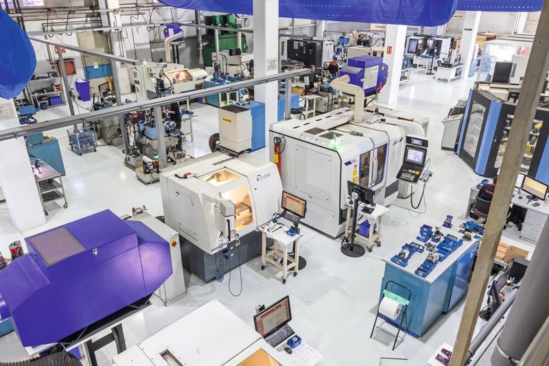 Temsa-Produktionshalle mit einer Studer CT730L und einer S131.(Bild:  Fritz Studer AG)