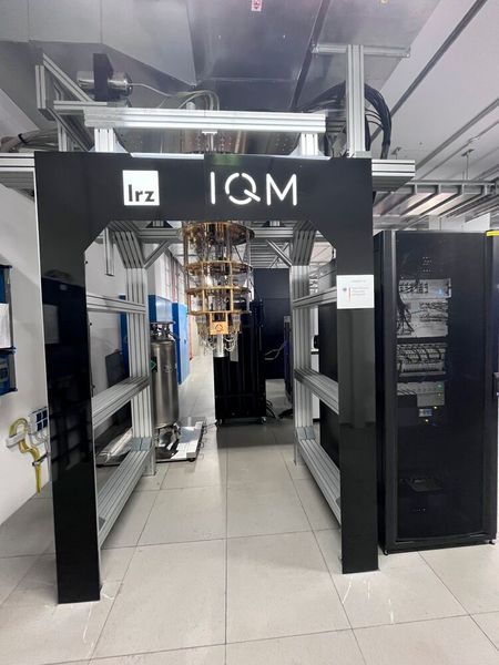 Im Schaltschrank neben der Hängevorrichtung befindet sich die Leistungselektronik, die die Microwellen erzeugt, die auf die Qubits einwirken.  (Bild: Vogel IT-Medien GmbH)