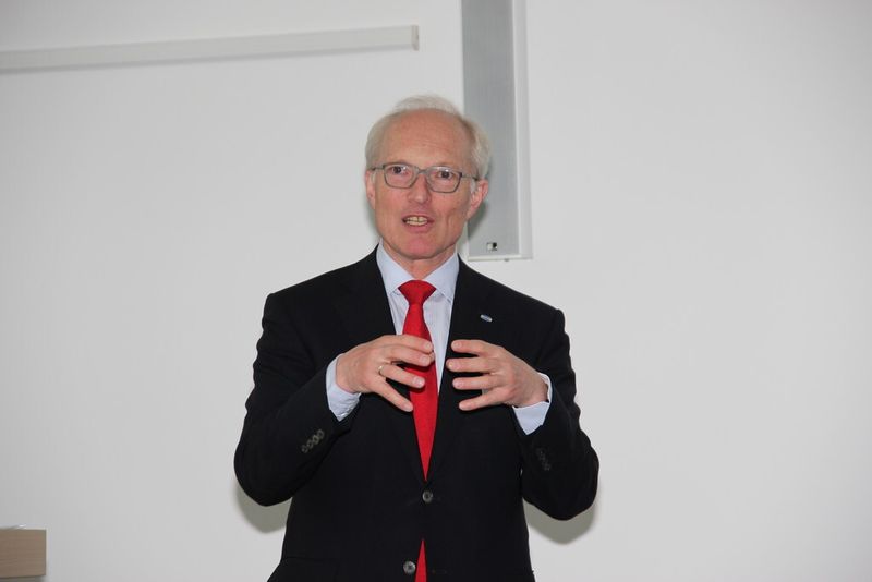 Die Vortragsreihe am ersten Tag startete Dr. Kurt Schmalz, Geschäftsführender Gesellschafter, mit den Themen Investitionen, Internationalisierung und Wachstumsmärkte: Marktstrategien des Weltmarktführers für Vakuumtechnik. (Bild: Sonnenberg)