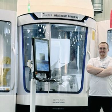 Am 08. Mai 2026 zeigt der LinkedIn-Influencer Phil Hollinworth, welche Werkzeuge sich auf der «Helitronic Mini Plus» herstellen lassen. (Bild: Walter)