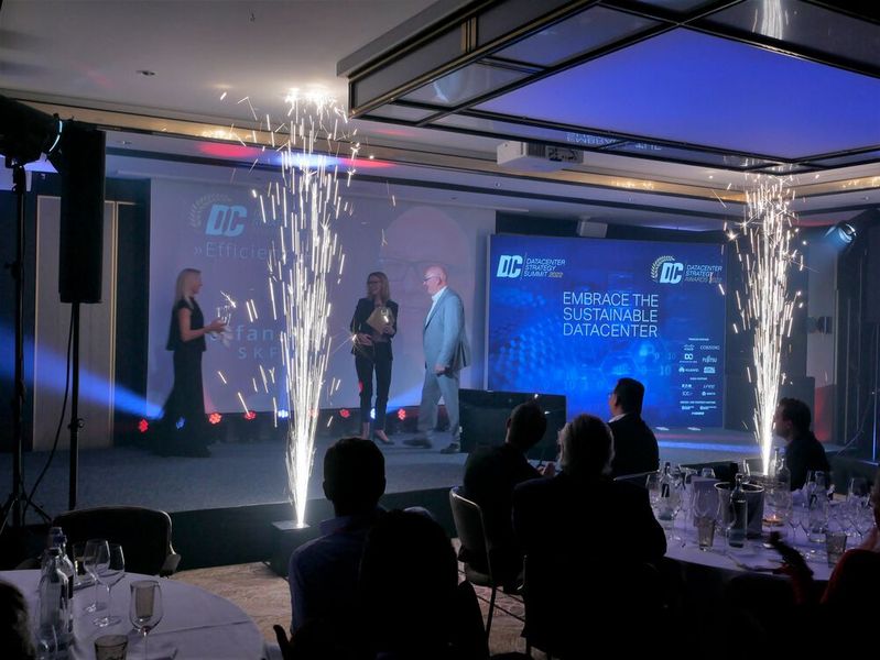 Stephanie Hackenholt von Lufthansa Industry Solutions zeichnete mit Feuerwerk und Applaus Stefan Schleyer von SKF aus - Kategorie: „Efficiency“ (Bild: Vogel IT-Medien GmbH)