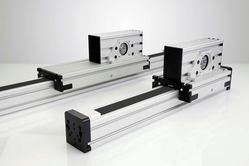 Die durchbiegungsoptimierten Lineareinheiten vom Typ RK Monoline MT erlauben Hübe bis zwölf Meter bei gleichzeitig hohen Geschwindigkeiten sowie hohen Positionier- und Wiederholgenauigkeiten. (Bild: RK Rose+Krieger)