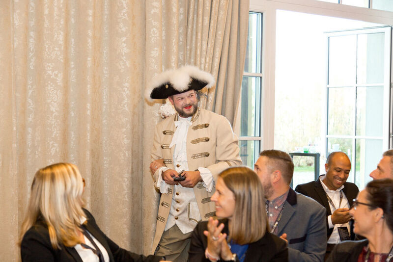 Highlight des Abends war der Auftritt von Gregor Knipper verkleidet als Mozart und die Ankündigung, dass für alle Gäste Visagisten und Kostüm im Nebenraum bereitstanden, um den Abend im Restaurant „Carpe Diem“ ausklingen zu lassen. (Jabra / susi@fotostudio-graf.com)