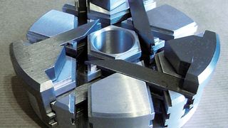 Aufgrund der lang und breit gestalteten 
Führungen mit Armen in unterschiedlichen 
Ebenen wird ein Verklemmen beim 
Lösen der Greiferspannbacken vermieden. 
Die Spannbacken lassen sich 
als Gleichteile fertigen. (Maul Konstruktionen)