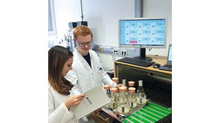 Abb. 1: Biotechnologie-Studenten untersuchen Vorkulturen eines Pipecolinsäuse-produzierenden C.-glutamicum-Stammes unter variierenden Bedingungen, wobei der SFR Shake Flask Reader zur Überwachung des gelösten Sauerstoffs verwendet wird. (Hochschule Esslingen)