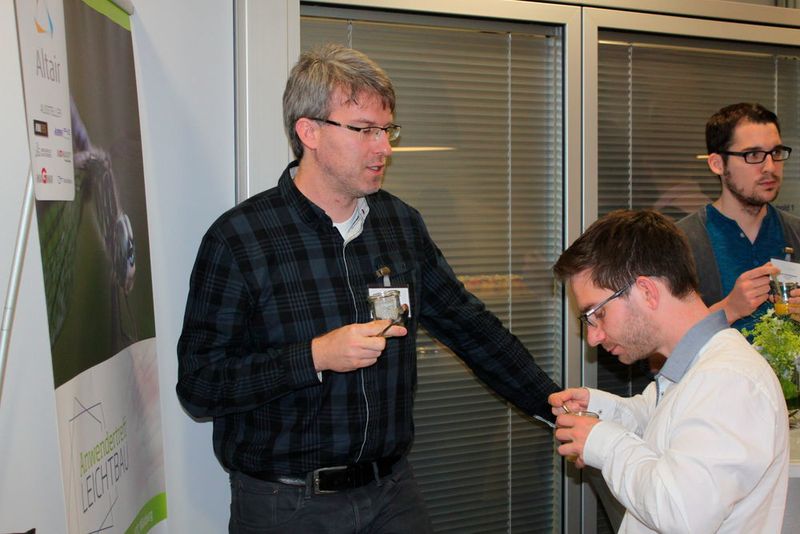 Bei einer Kaffepause konnten sich die Besucher stärken, mit den Experten diskutieren und die Ausstellung besuchen. (V. Siegl/konstruktionspraxis)