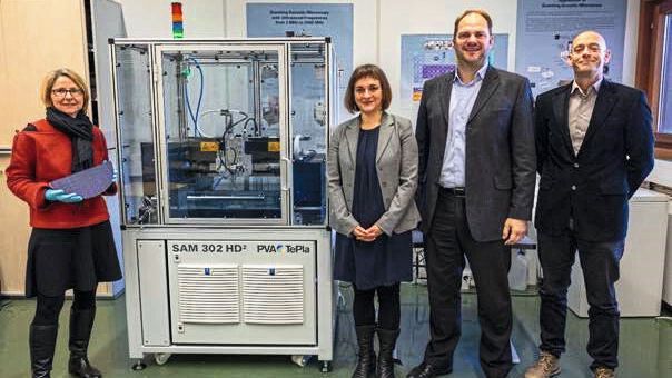 From left to right: Dr. Elke Kraker (Head of Microelectronics, MCL), Dr. Tatjana Djuric-Rissner (Application Manager, PVA TePla), Dr. Werner Ecker (Managing Director, MCL) and Dr. Roland Brunner (Group Leader Material and Damage Analytics, MCL) in front of the SAM 302 HD².(Image: MCL)
