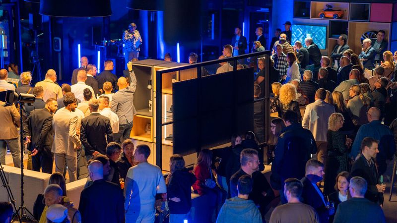 Die Eröffnungsfeier fand im Rahmen einer „Cupra Tribe Night“ statt, zu der rund 320 geladene Gäste kamen.  (Bild: Autohaus von der Weppen)