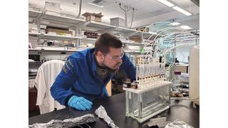 Tilman Schramm, Doktorand in der Gruppe von Daniel Petras und ehemaliger Masterand an der Universität Tübingen, extrahiert gelöste organische Moleküle aus Meerwasserproben für die Massenspektrometrieanalyse. (Bild: Daniel Petras)