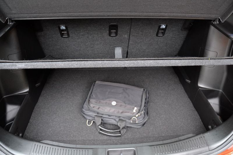 Dort lässt sich unter anderem mal rasch die Laptoptasche vor allzu neugierigen Blicken verstecken. (Michel/»kfz-betrieb«)