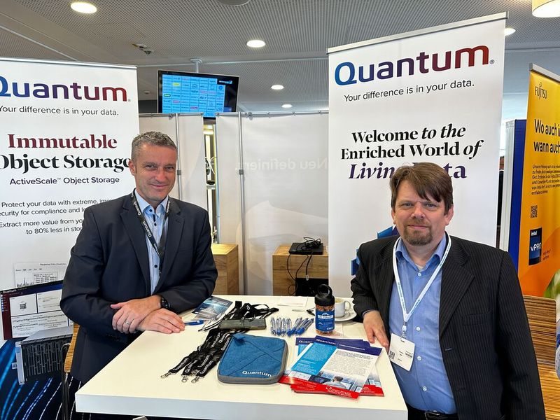 Ulrich Rogler und Bernhard Kölbl (r., Quantum) bieten Storagelösungen an. (Bild: Vogel IT-Medien GmbH)