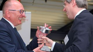 Prof. Dr.-Ing. Dr.h.c. Albert Albers, Leiter des IPEK (links), erhielt den Honorary Award von Georg F. W. Schaeffler, Gesellschafter und Aufsichtsratsvorsitzender der Schaeffler AG. (Bild: Reinhold Schäfer)