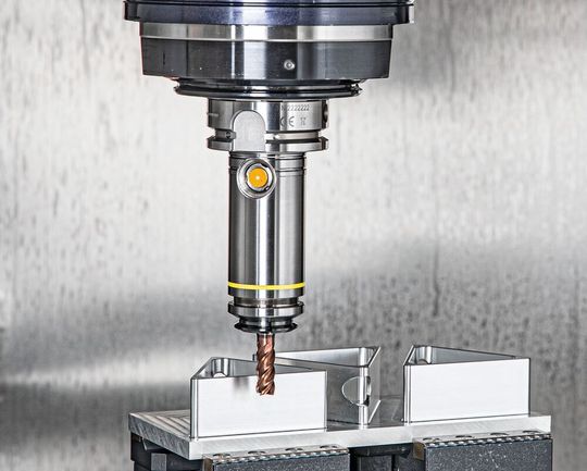 Mit «toolVibe» integriert Rego-Fix erstmals einen Sensor direkt in den Werkzeughalter. Der Sensor misst Vibrationen in Echtzeit und überträgt die Daten drahtlos an eine App.(Bild:  Rego-Fix)