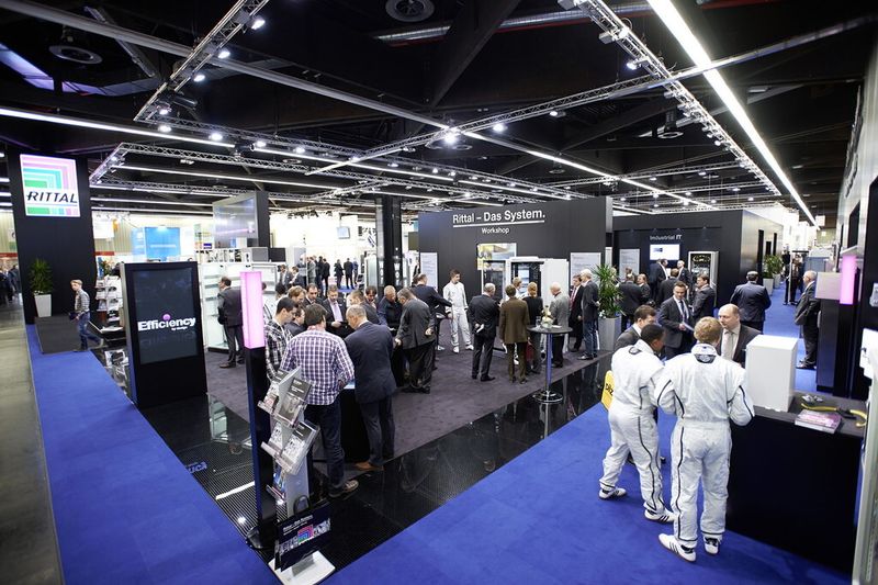 Auf dem Rittal-Messestand können Besucher drei Stufen der Wertschöpfung im Steuerungs- und Schaltanlagenbau erleben – vom Engineering über die Fertigung bis zur Bearbeitung eines Schaltschranks. (Bild: Rittal)
