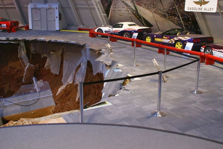 Schock für die Mitarbeiter des National Corvette Museum in  Bowling Green/Kentucky: (Foto: National Corvette Museum)