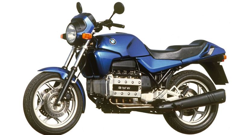 Im Jahr 1988 brachte BMW beim Modell K 100 als Option das erste Antiblockiersystem in Serienmotorrädern. Sie wurde von 1983 bis 1991 gebaut. Die K-Reihe hatte erstmals anstelle des für BMW typischen luftgekühlten Boxermotors einen längs liegend eingebauten, wassergekühlten Zwei-Ventil-Vierzylinder-Reihenmotor mit zwei oben liegenden Nockenwellen. Der Hubraum betrug 987 cm³, die Leistung 66 kW/90 PS. (Bild: BMW)