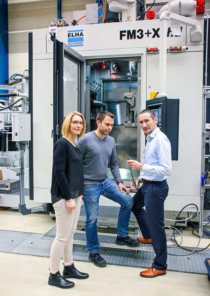 Carina Becker (left) and Jörg Rodehutskors (centre) in conversation with Alexander Wiesner in front of an FM3+Xhd production module. (MAPAL)