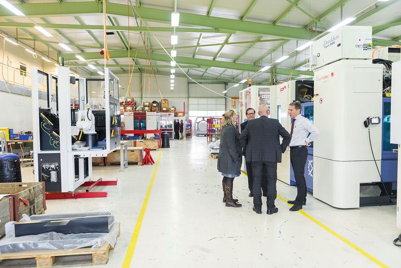 Jean-Daniel Isoz, Managing Director Bumotec und SIP, führte Walter Fust, Matthias Böhm und Susanne Reinshagen durch den Betrieb. (Tobias Stahel)