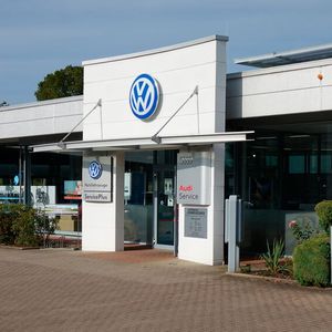Seit der Wende ist das Unternehmen als VW-Markenpartner am Markt aktiv.(Bild:  Schreiner/»kfz-betrieb«)