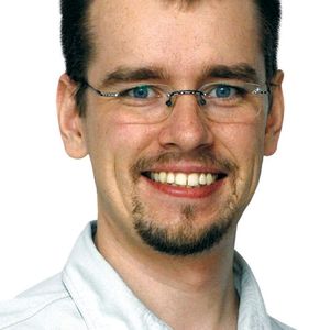Martin Baum, Vertriebsingenieur bei der Dannewitz GmbH &amp; Co., Gelnhausen: „Unsere Ingenieure entwickeln Systemkabel für Kundenlösungen; denn Standardprodukte decken nie genau die Anwendung ab, die der Kunde braucht. Irgend etwas passt dann doch nicht. Systemkabel heißt es bei uns, weil es aus einem System verschiedener Komponenten 
zusammengesetzt ist.“  
      Bild: Dannewitz