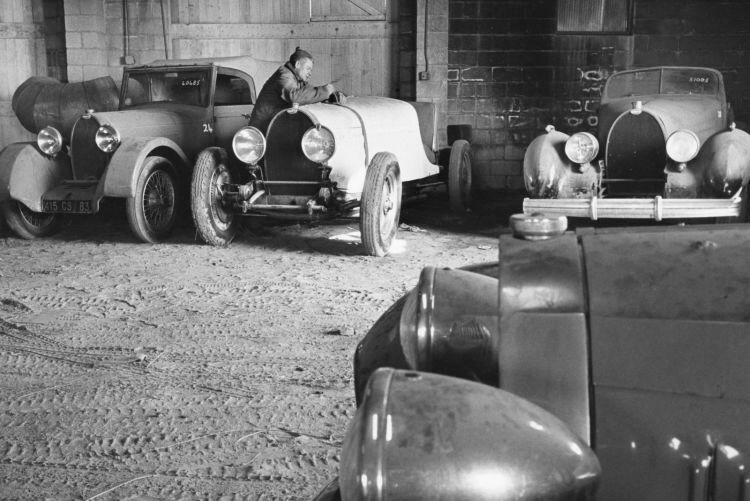 Bugatti-Kenner Bob Shaw rät Schlumpf vom Kauf der Sammlung ab: „Die meisten Autos befinden sich in einem Teil des Gebäudes mit einem schmutzigen Boden, zerbrochenen Fenstern, undichtem Dach und nistenden Vögeln. Jedes Auto ist in irgendeinem Zustand der Demontage und seit mindestens 18 Monaten ist keines von ihnen gelaufen.“  (Bild: David Gullick)