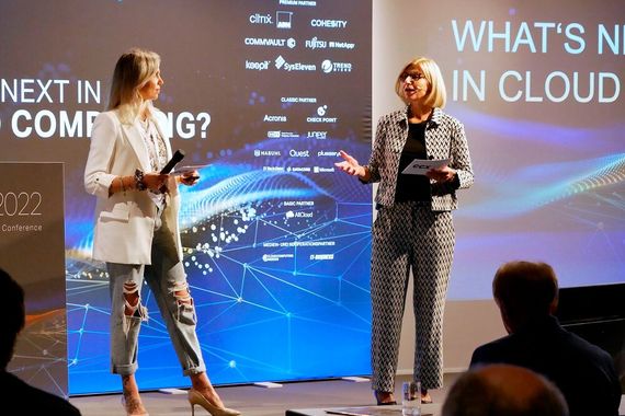 Daniela Schilling (li.) und Lydia Hundsdörfer (Vogel IT-Akademie) eröffnen die CCX 2022. (Bild: Vogel IT-Medien)