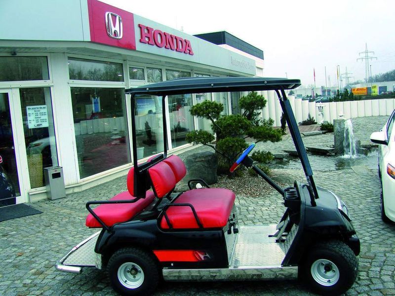 Auf Wunsch fährt ein Honda-Dehn-Mitarbeiter die Gebrauchtwageninteressenten mit einem überdachten Golf-Caddy über die Gebrauchtwagenausstellung. (Archiv: Vogel Business Media)