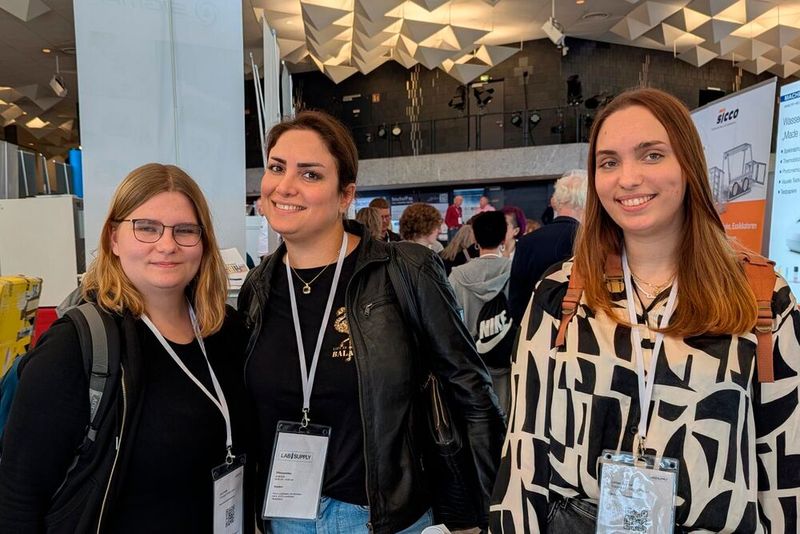 Besucherstimmen der LAB-SUPPLY Leverkusen 2025  Cora Pridik, Azhin Zeyaei Naghshbandi und Lillian Büchel von Takasago Europe  Büchel: „Die Aussteller erklären einem alles ausführlich. Man kann viel lernen, viele Fragen stellen und alle sind sehr freundlich.“    Mehr Infos zu den kommenden LAB-SUPPLY-Messen finden Sie auf www.lab-supply.info (Bild: VCG – Lüttmann)