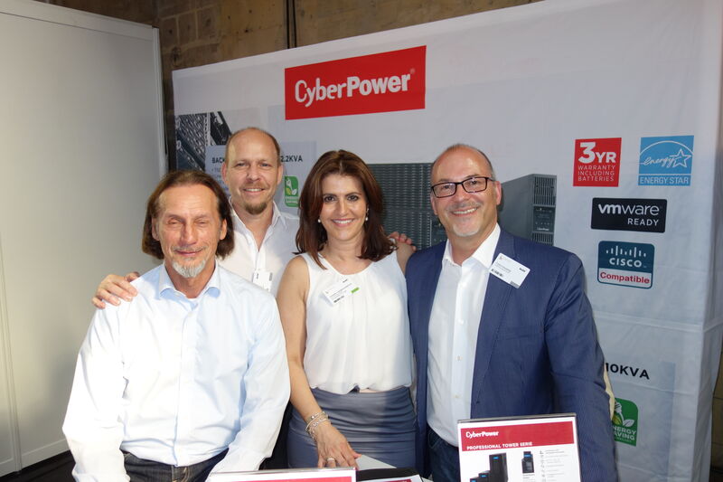 Graziella Castiglione-Markovic, ALSO, mit den CyberPower Jungs. (Bild: IT-BUSINESS)