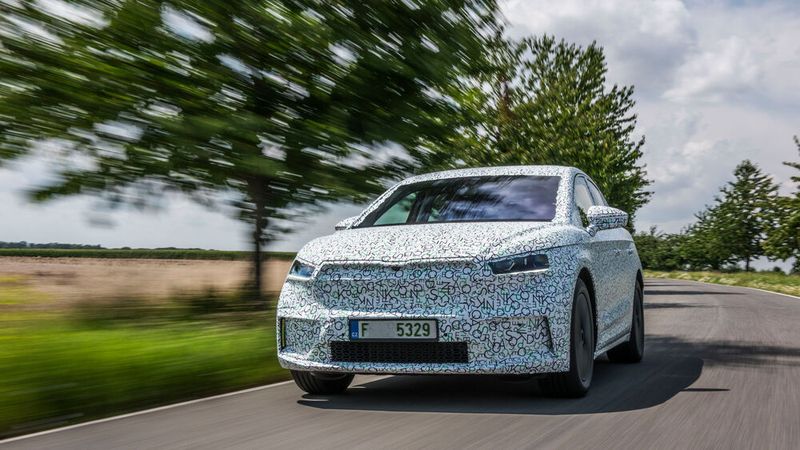 Die Coupé-Form des Enyaq iV hat nicht nur ästhetische Vorteile, sondern auch funktionale. Der Fahrtwind kann das Auto besser umströmen. Heißt im Umkehrschluss: Der Enyaq wird effizienter, der Stromverbrauch sinkt und erhöht gleichzeitig die Reichweite. (Bild:Skoda)