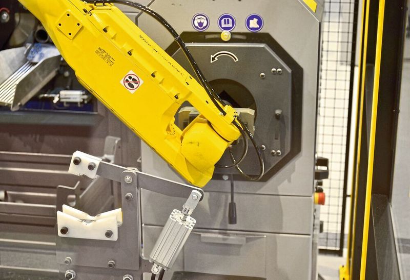 ...wie Bohreinrichtungen, Entgratsysteme oder Sortierer. Der Roboter kann aber auch selber das Entgraten übernehmen, wozu er sich eines Orbital-Entgraters bedient, wie Bomar anmerkt. (Bomar)