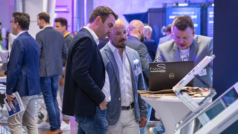 Die Besucher konnten nicht nur spannende Vorträge verfolgen, sondern sich auch auf der Branchenausstellung informieren. (Bild: Stefan Bausewein)