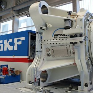 Montage Belastungseinheit DDTR, dem kleineren der beiden Teststände. Er belastet die zu prüfenden Wälzlager mit bis zu 7 MN.