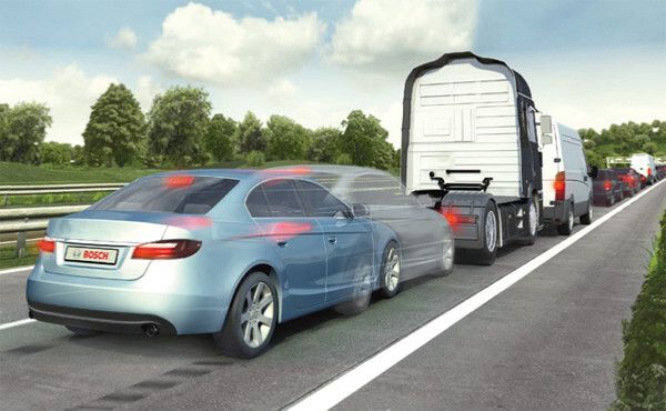 Notbremsassistent bei höheren Geschwindigkeiten: Ist der Fahrer bei Geschwindigkeiten über 50 km/h abgelenkt und es droht ein Auffahrunfall, warnt das System frühzeitig. Sollte der Fahrer anschließend nicht ausreichend bremsen, steuert das System den fehlenden Bremsdruck bei. Sollten er gar nicht reagieren, bremst das System automatisch. (Bosch)