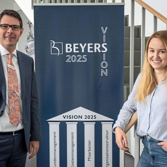 Sie nutzen die Krise als Chance: Timo Dreyer (Geschäftsführung) und Julia Thomaßen (Sales & Marketing) haben klare Ziele für das Jahr 2025. (Bild:  BEYERS)