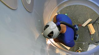 Das Schweissen erfolgt unter Vollschutz. Unten der elastische Ring, der die Auskleidung andrückt, oben zwei Stabilisierungskragen an den Stutzen. (Bild: Klaus Vollrath)