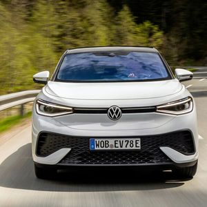 Die Front wirkt wuchtig und präsent.(Bild:  VW)